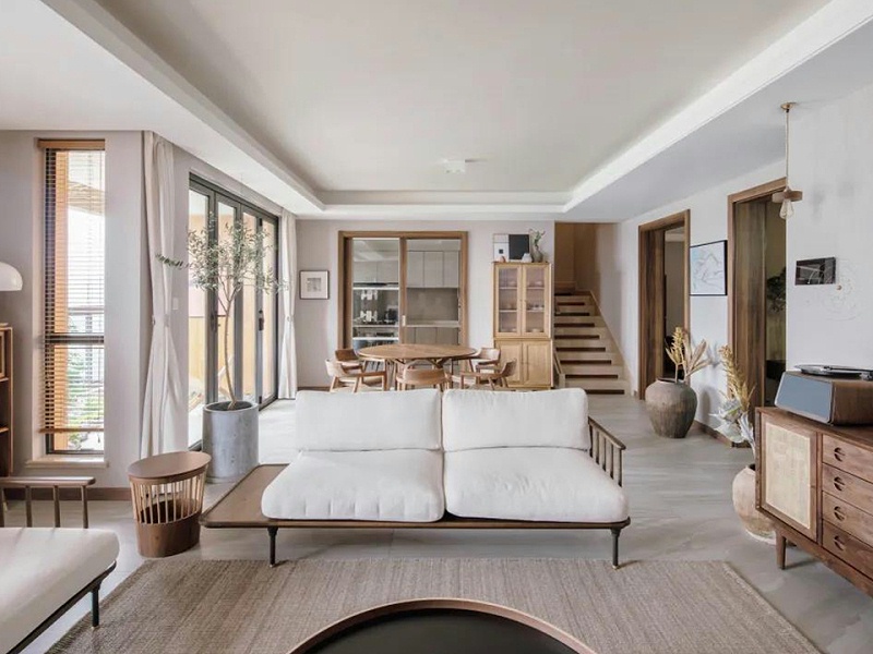 位于沙发背后的餐厅