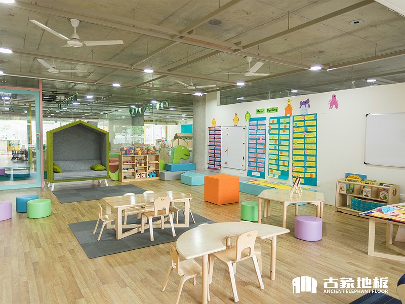 幼儿园铺木地板