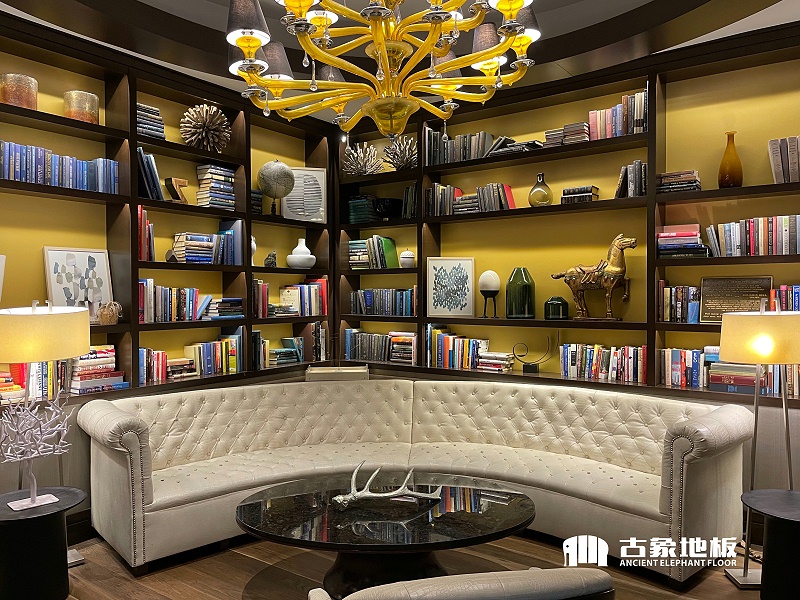 浅棕色实木地板