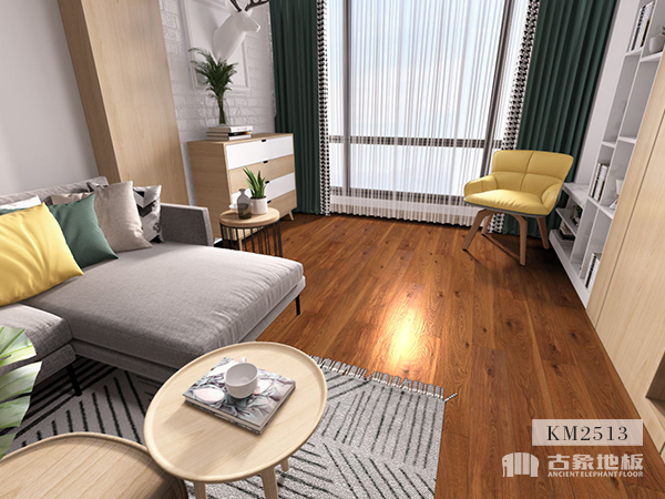 清晨的第一抹阳光洒在了地板上