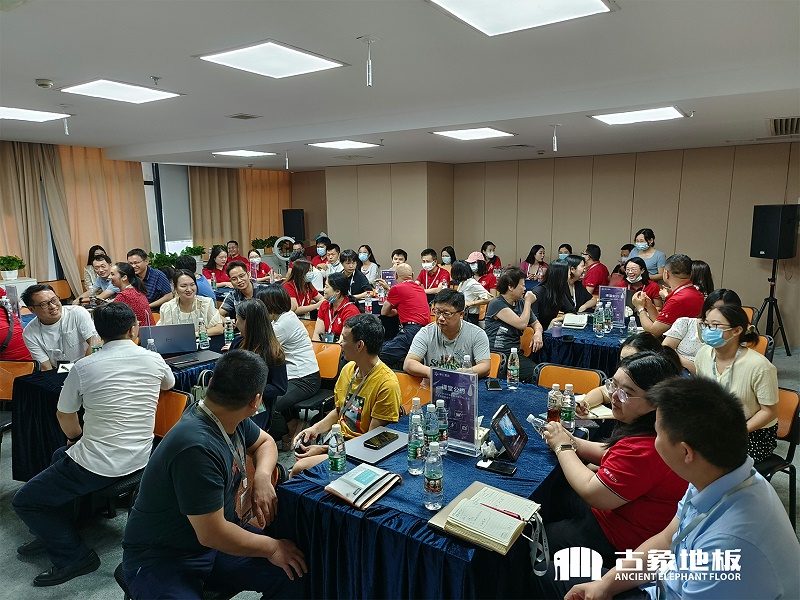 参会人员正在讨论