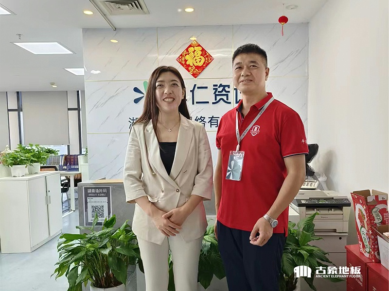荆明慧会长与古象地板总经理张良文先生合影
