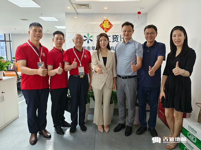 荆明慧会长与部分企业负责人合影