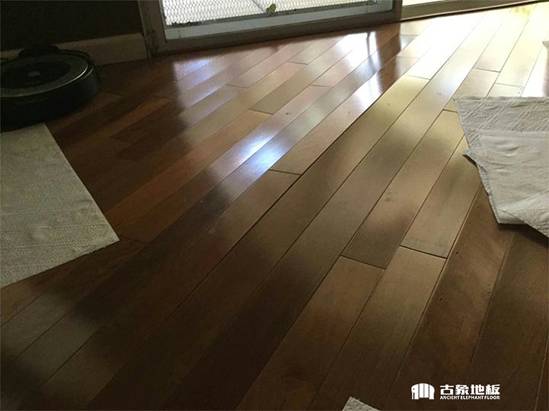 实木地板起拱