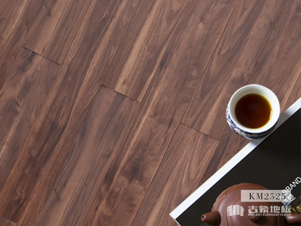 胡桃色木地板搭配什么颜色的家具好看