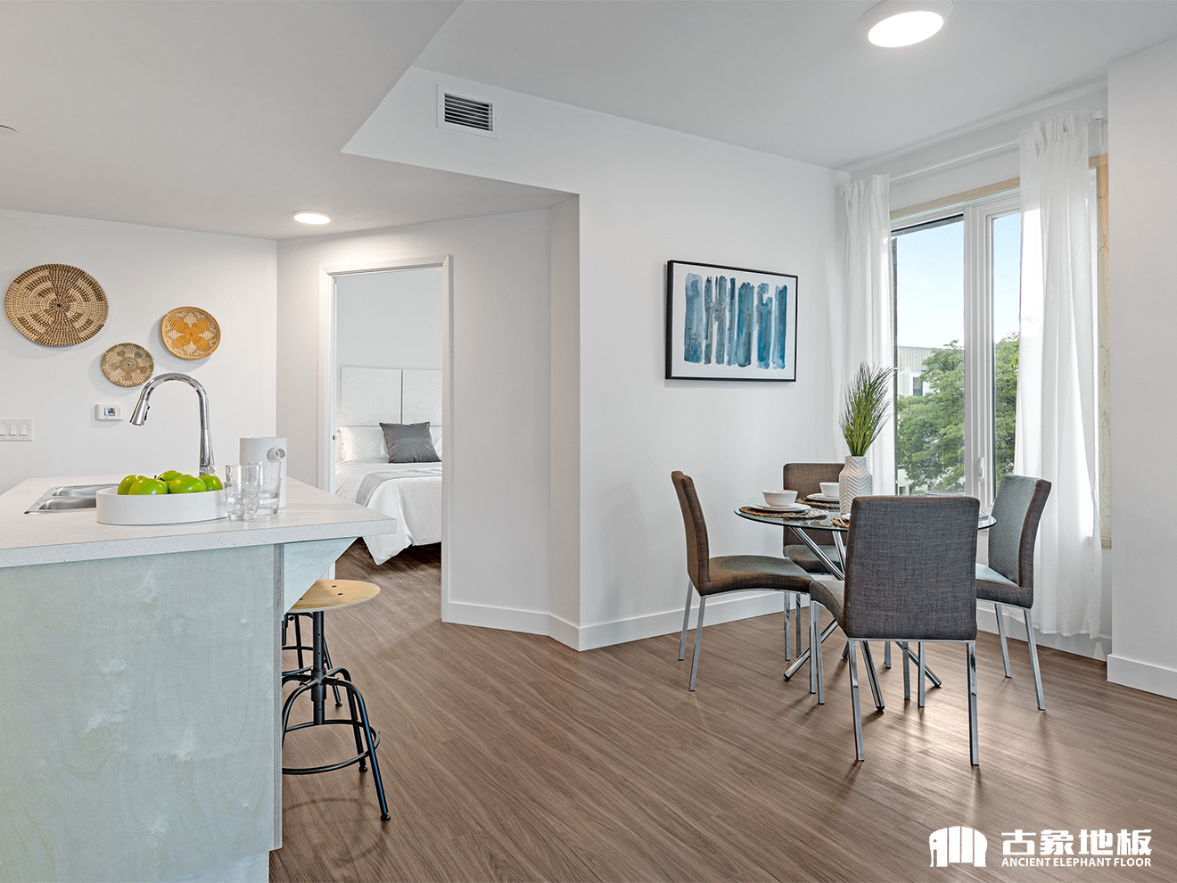 强化地板踢脚线装实木的还是PVC的