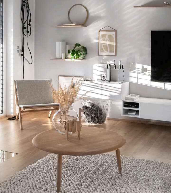 阳光照在木地板上