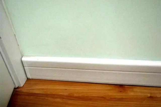踢脚线与墙角的距离缝隙